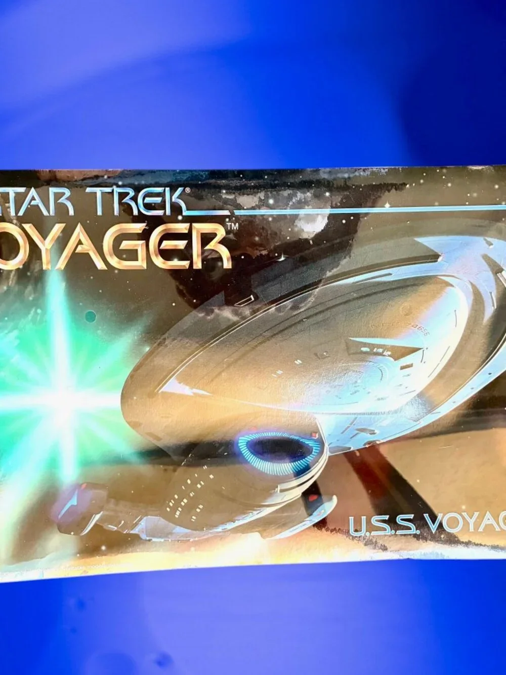 STAR TREK Vintage 1995 USS Voyager Monogram Model Kit New Sealed * dented box *